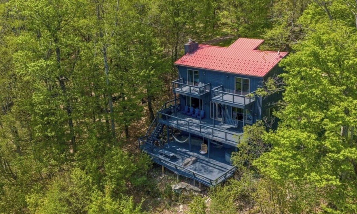 Bovina Center Ski Chalet | Serene 4-bedroom chalet in charming Catskills awaits you- amazing Mountain Views