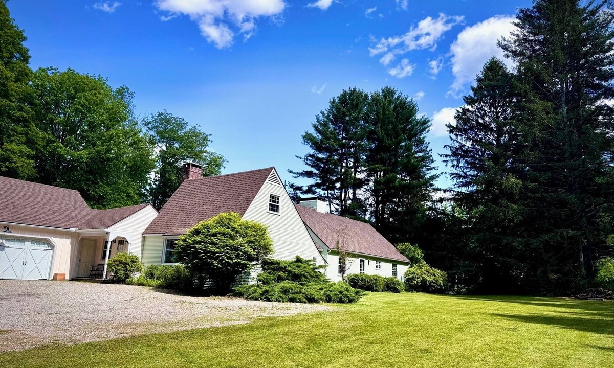 Stockbridge House | Serene and Refined Berkshires Retreat, Close to Kripalu, Gardens & 3 Ski Resorts