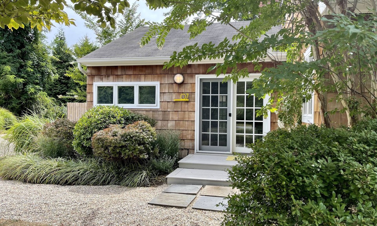 Silver Beach House | Silver Beach Hideaway: newly updated quiet cozy cottage - 4 min walk to beaches!