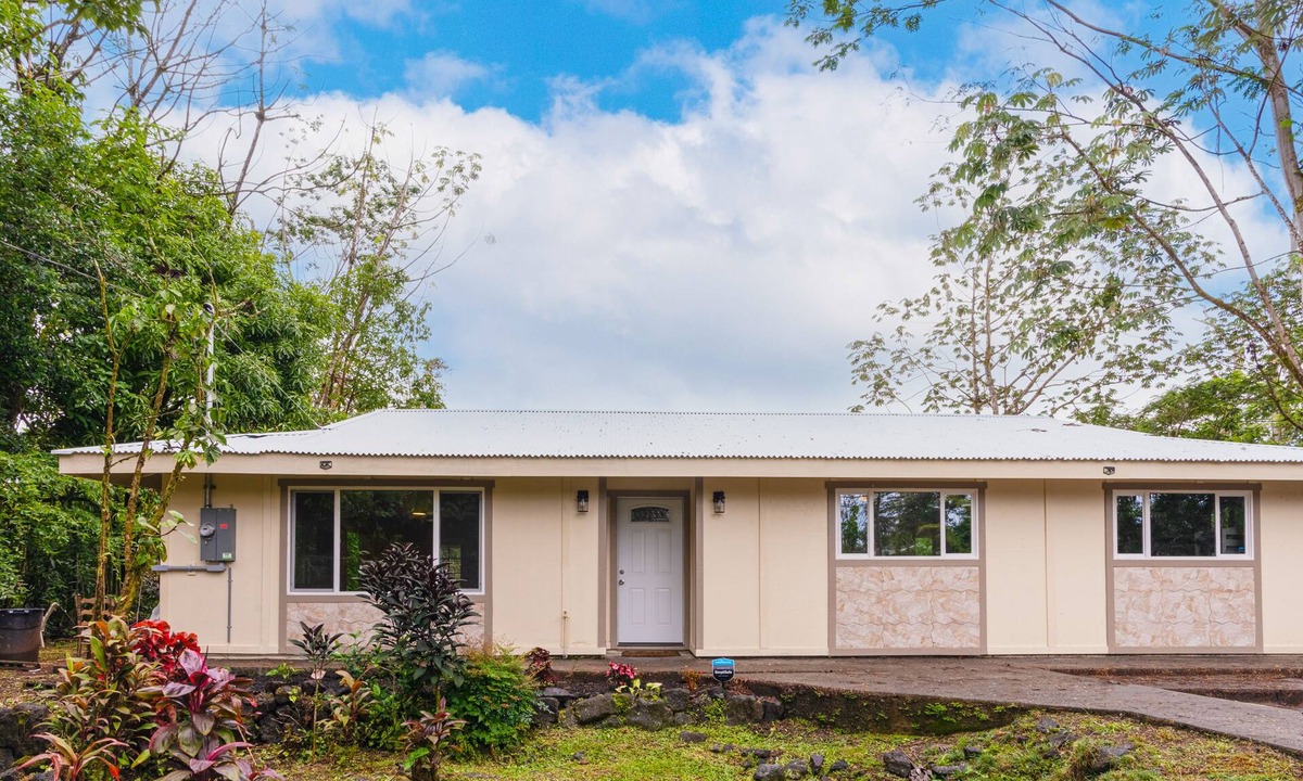 Kapoho House | Single-level, dog-friendly home with a full kitchen, washer/dryer, patio