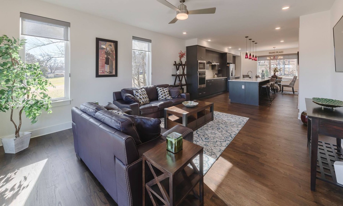 Hermitage House | Sleep 8 on Central! Conveniently Located!!! 3 bed 3 1/2 bath Townhome.
