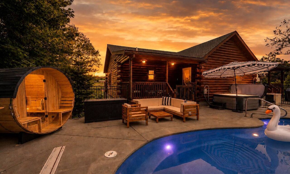 Tully Cabin | Sleeps 15, Heated Pool, Hot tub, Barrel Sauna, Full Game Room and amazing views!