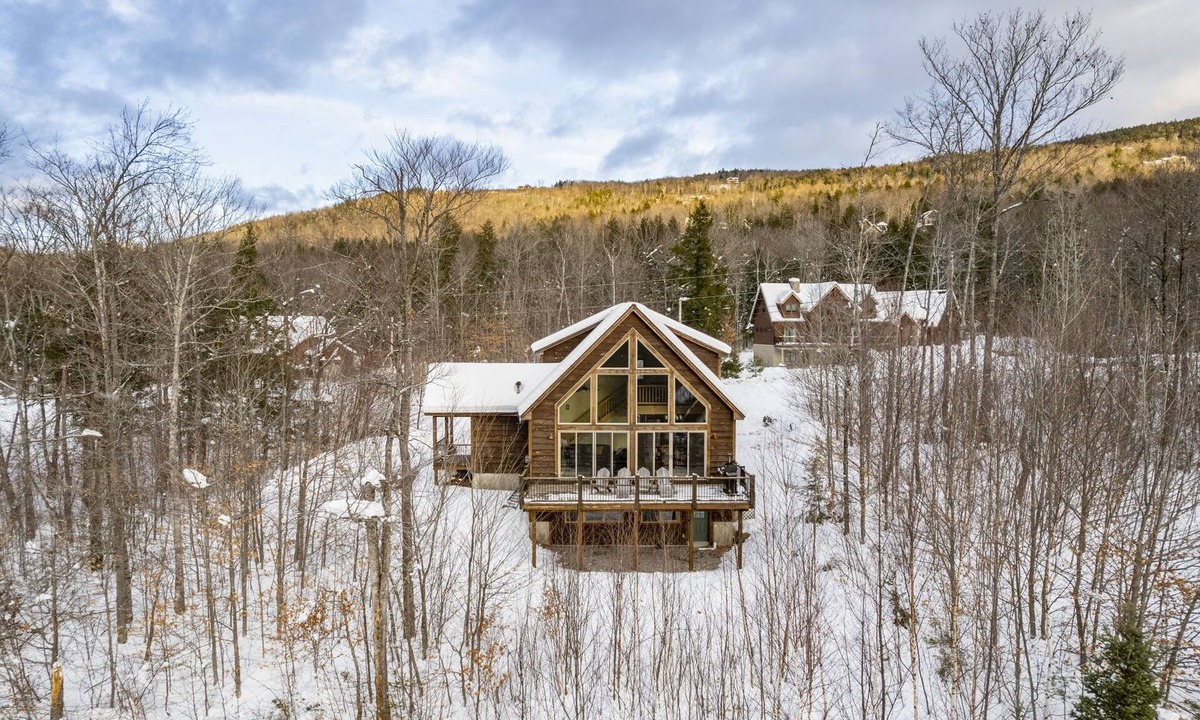 Sunday River Area Ski Chalet | Sleeps 16+ Hot Tub with Mountain View - 3Min to Sunday River Ski - Game Room