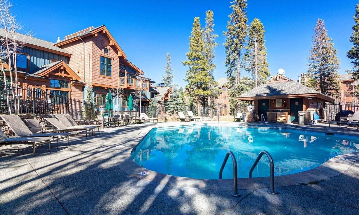 Christie Heights Condo | Spacious 2BR Thunder ski-in condo w/hot tubs & pools - walk to town & gondola!