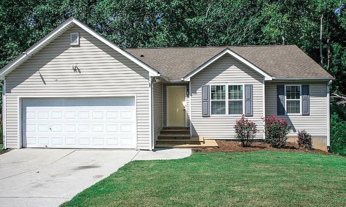 Sugar Hill House | Spacious 3 bedroom 2 bathroom house in fantastic Sugar Hill with AC