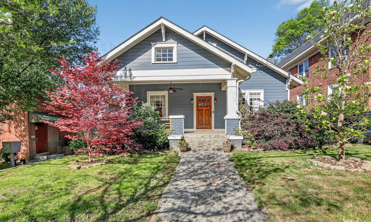 Poncey-Highland House | Spacious 3BR/3 Bath Bungalow w/Porch and a Yard - Near the Beltline and Stadium