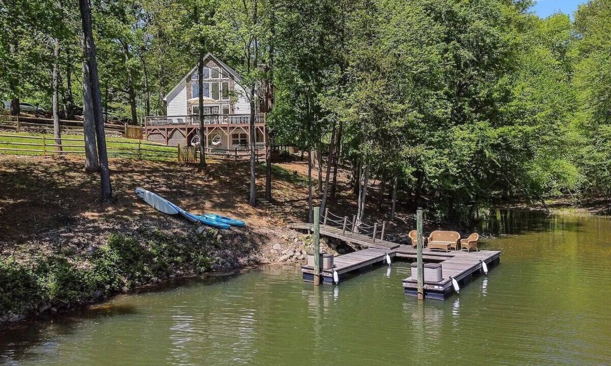 Barium Springs House | Spacious 4-bedroom 7 Beds waterfront cottage in lovely Mooresville, private dock