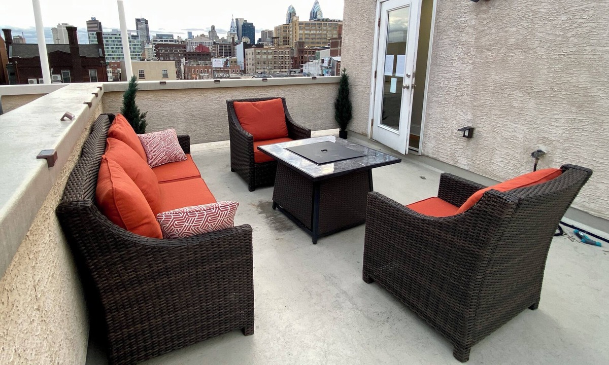 West Poplar House | Spacious 4-bedroom house with Roof Deck Hot Tub and attached Garage