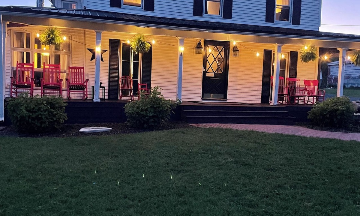 Pittsfield House | Spacious 5BR Farmhouse Sleeps 10 Perfect for Families Near Two Lakes