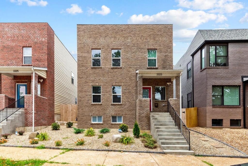 The Gate House | Spacious 5BR Near SLU | Drive to Arch, Ballparks & Breweries | EV Charger