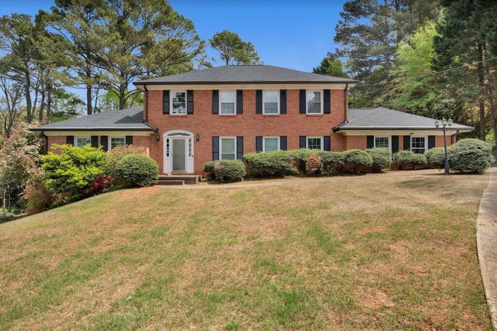 Tucker House | Spacious basement Suite w/ super fast WiFi