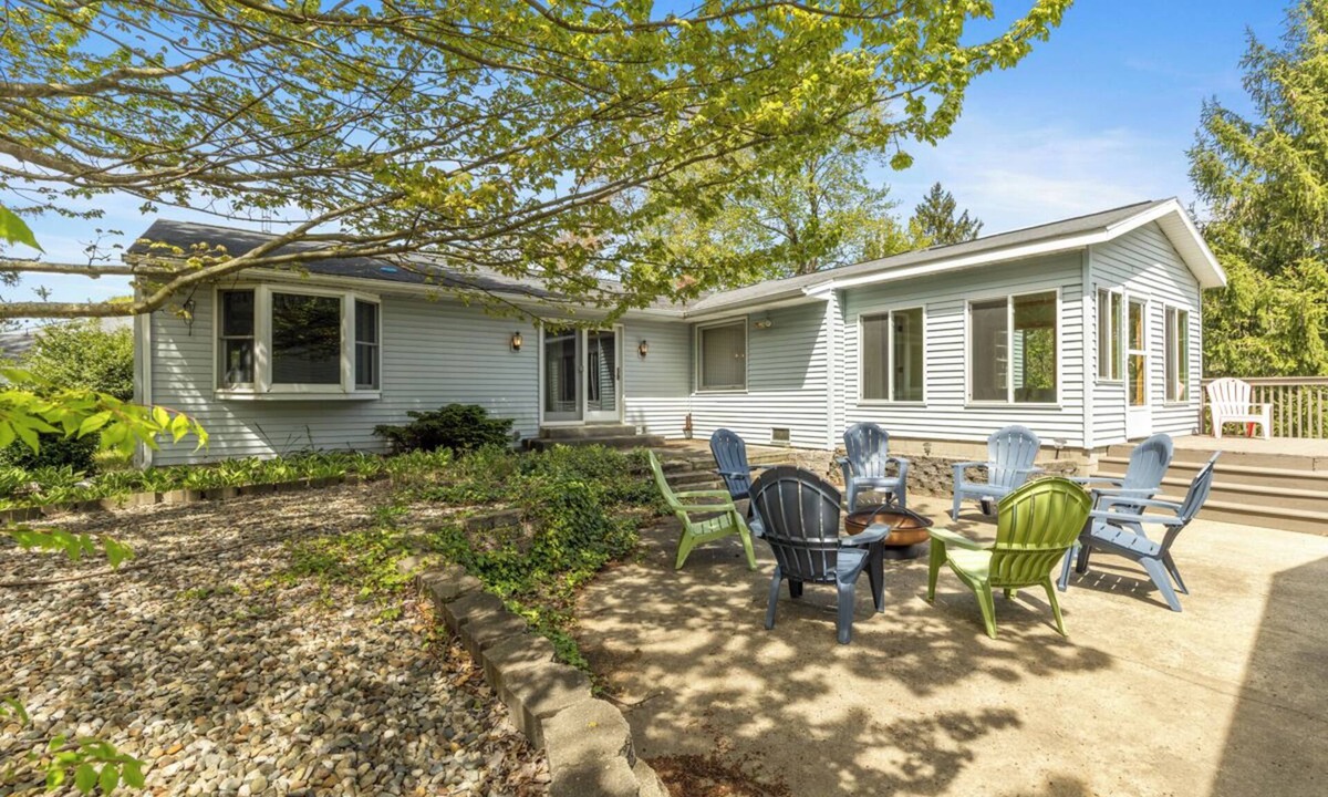 Grand Junction House | Spacious Country Home & 15 minutes from Lake Michigan