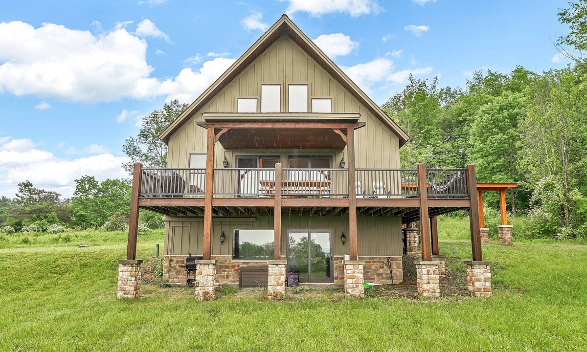 East Otto Ski Chalet | Spacious Ellicottville 5-bedroom 4-bath chalet with WiFi, AC