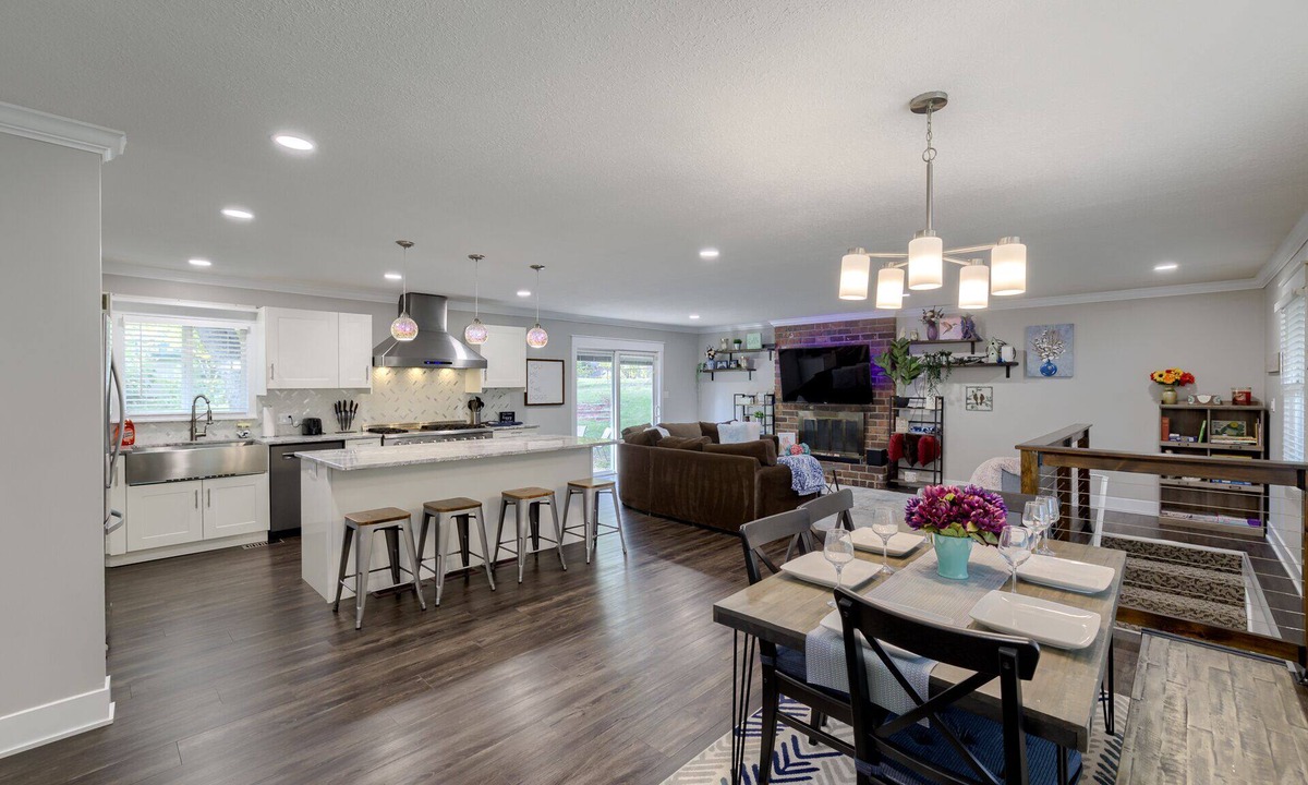 Independence House | Spacious home with King bed - mins to Stadiums