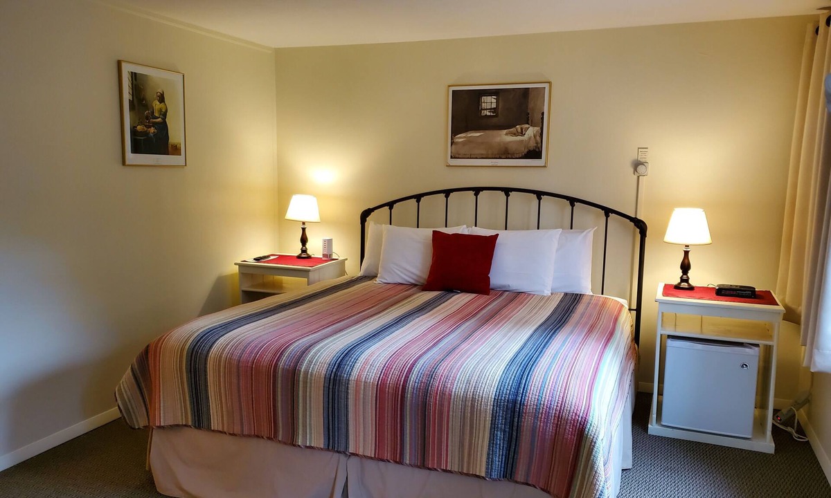 Dryden House | Spacious King Room with AC, WiFi in Peaceful Wilton