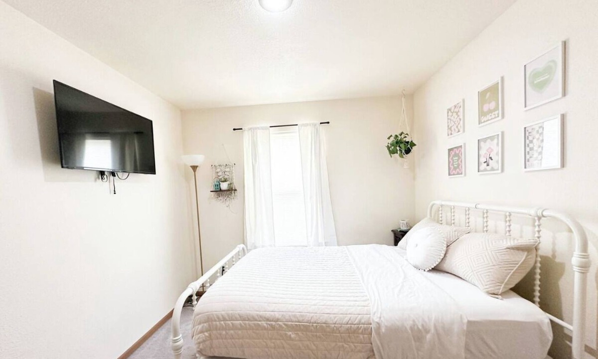 New Century House | Spacious/Modern 3-bedroom townhome, Quiet Culdesac, Fire Pit, TV every Room