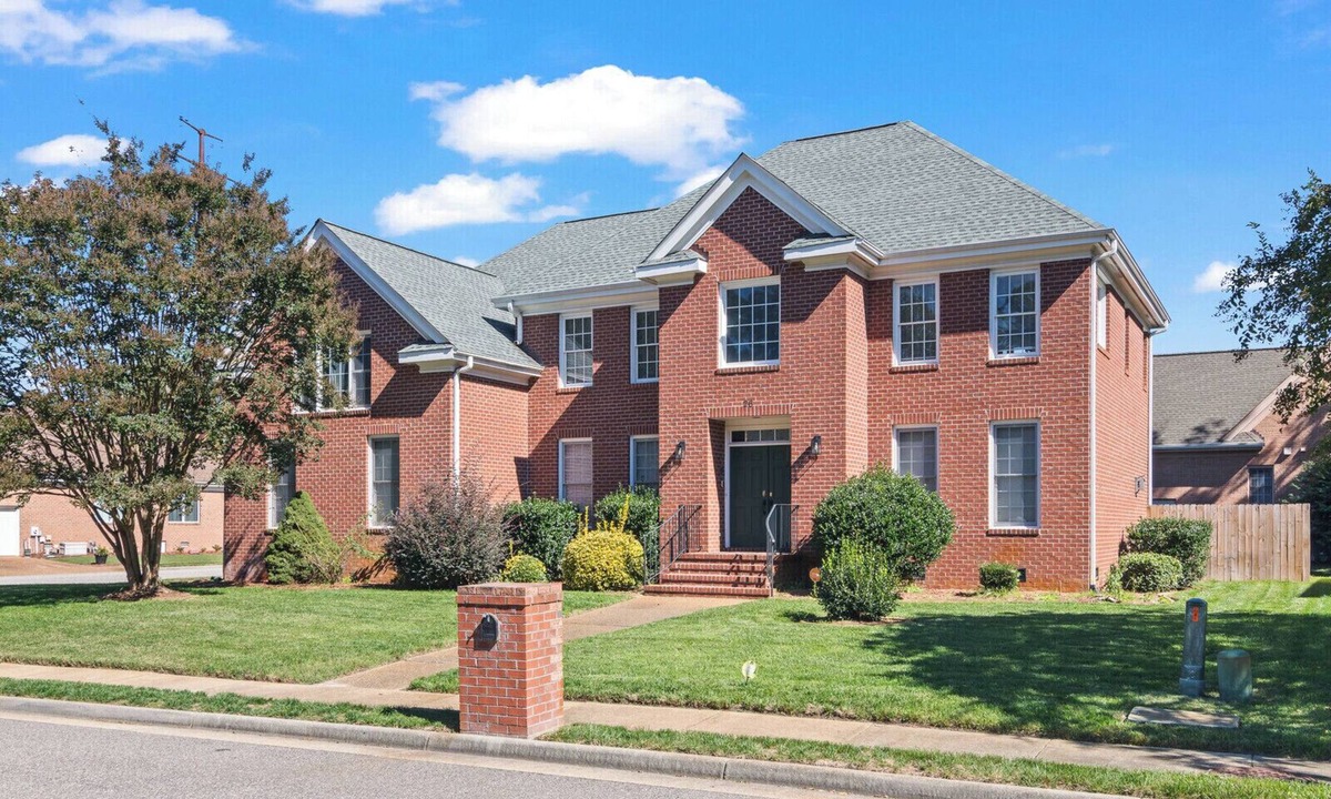 Newport News House | Spacious Solace House in Historic Hampton- bedroom with full bath on 1st floor