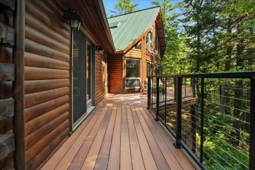 Wayne House | Spacious Waterfront Log Home on Huge Lake in Private Cove: Host Weddings