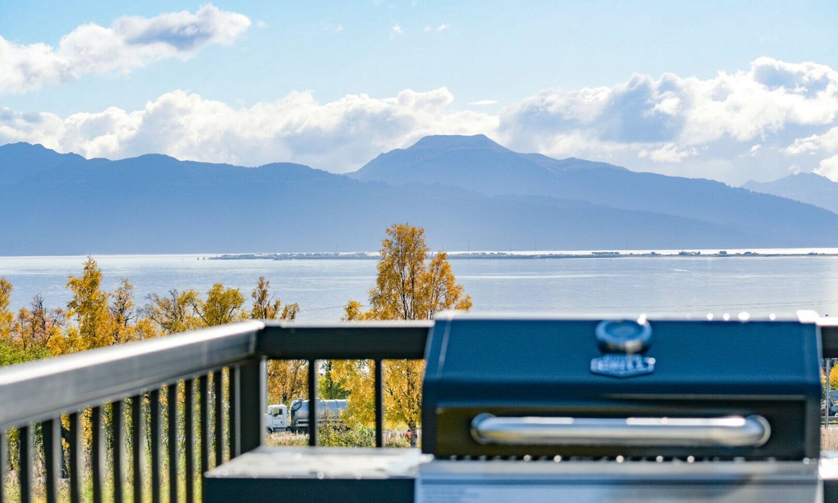 Kachemak House | Spit and Mountain Views! July 28/29, Single August Days Open!