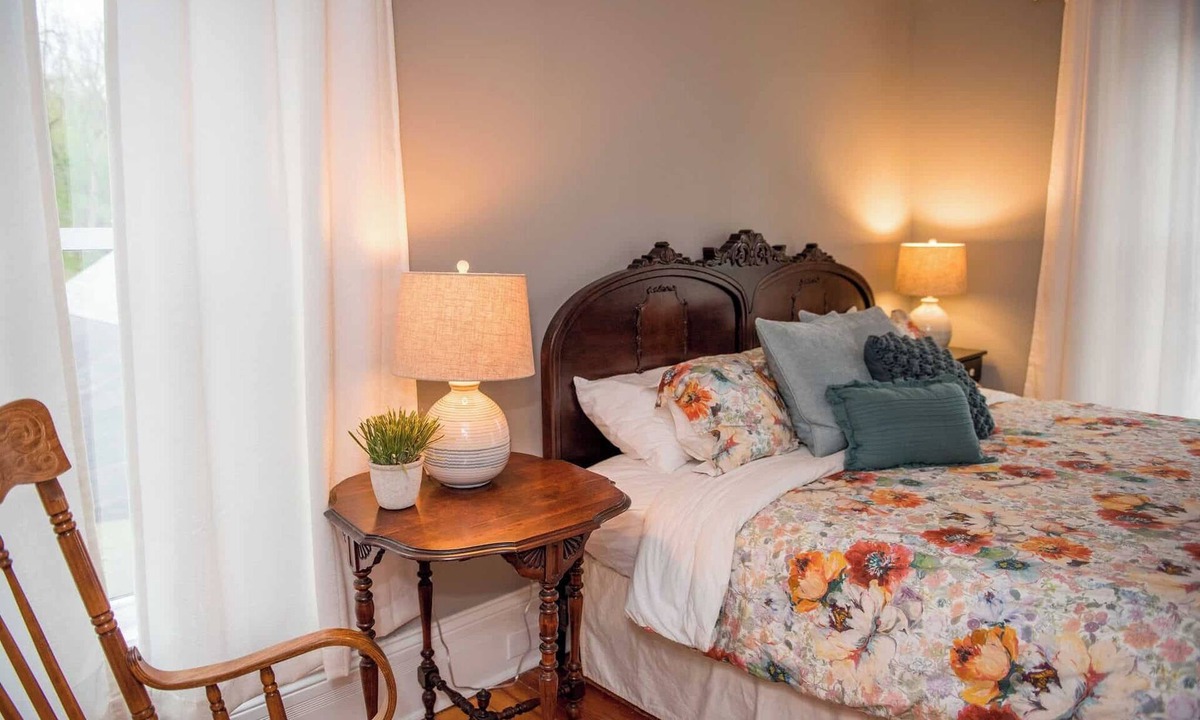Auburn House | Springside Inn