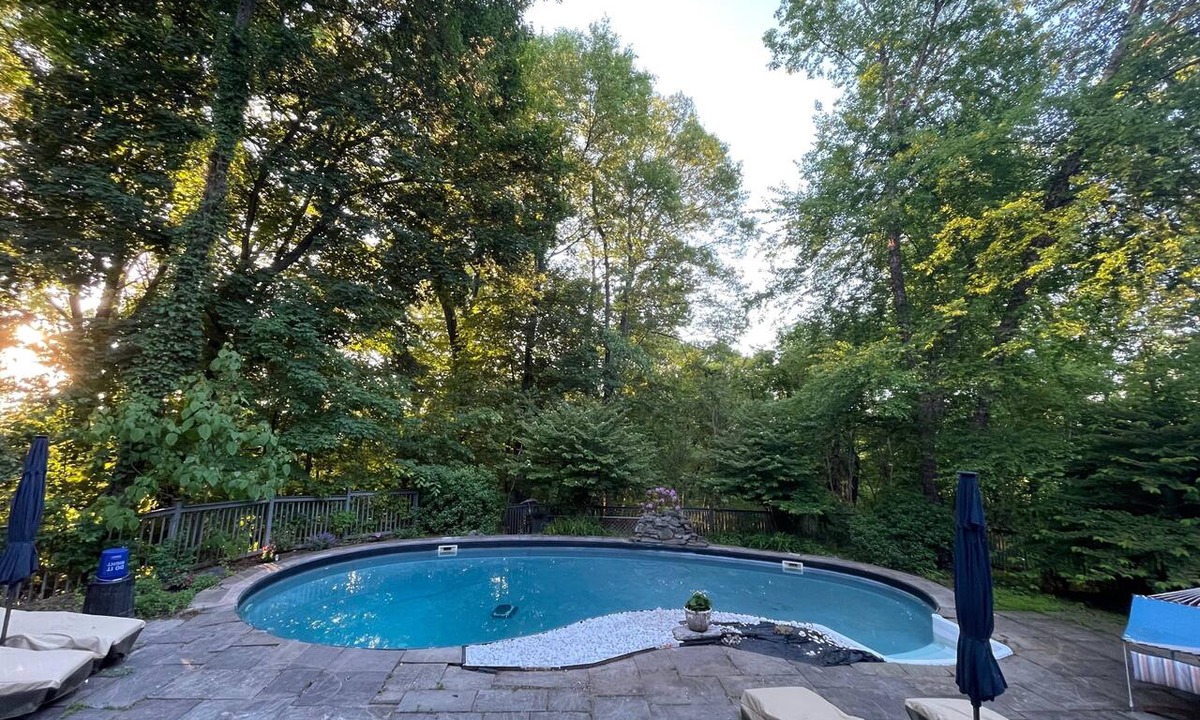 Saugerties South Apartment | Staycation at Upstate NY: Fenced Dog Yard & Peaceful Family Escape w/Pool & WIFI