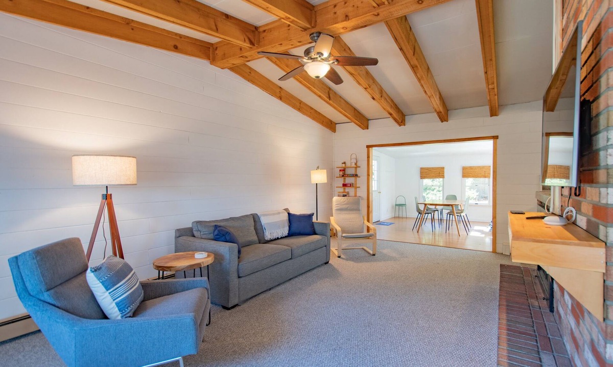 Southold House | Steps from Cedar Beach ! Tranquil Retreat in the Heart of Wine Country