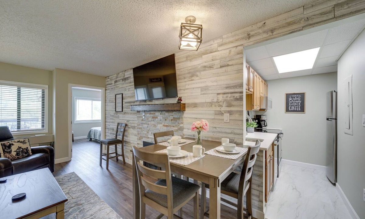 Gatlinburg Apartment | Steps to Eats & Shops! Stylish Gatlinburg Condo