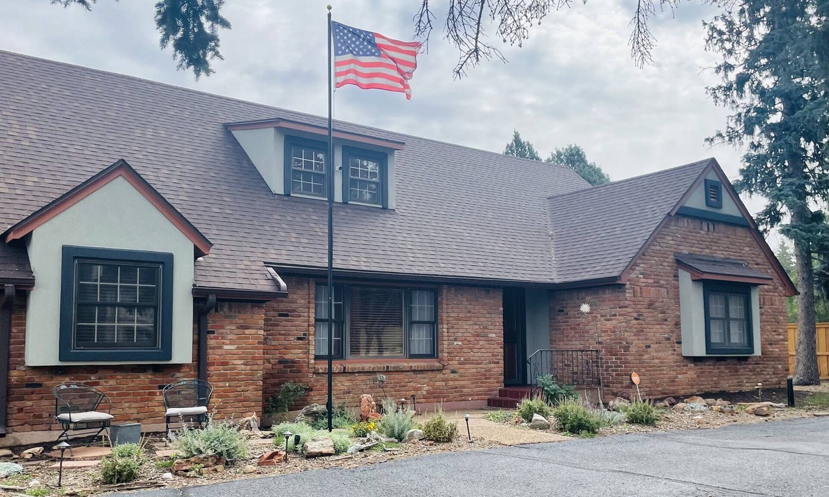 Broadmoor House | Steps to The Broadmoor, Fast Wi-Fi, Free Parking for 10+ [STR-0522]