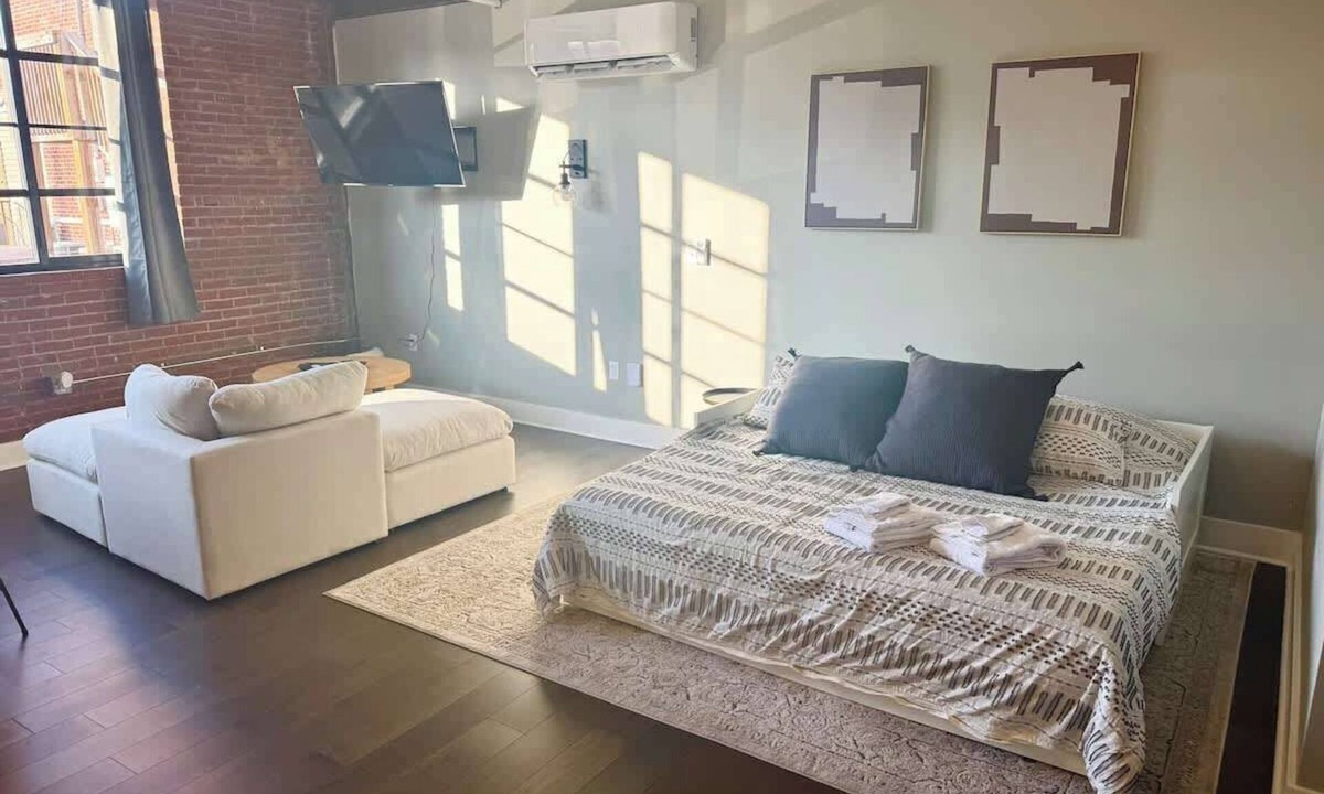 Cape Girardeau Apartment | Studio Apt | King Bed, Full Kitchen · By KeenStays