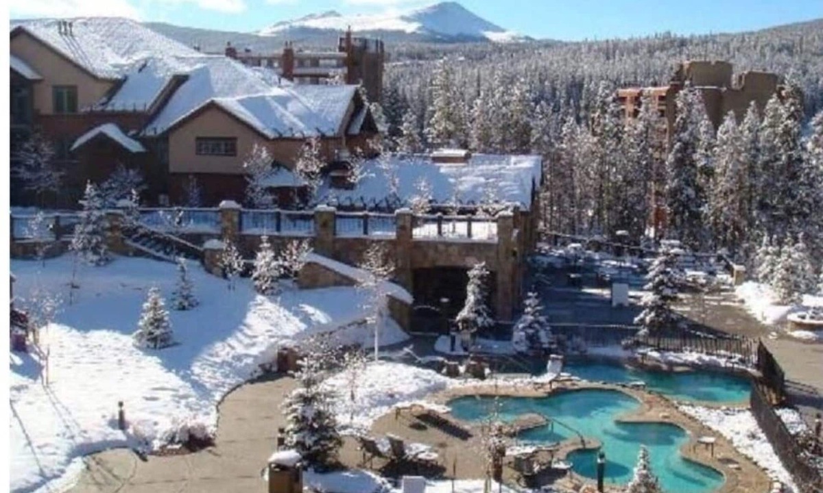 Four O'Clock Cabin | STUDIO RESIDENCE WITH KITCHENETTE SKI-IN/SKI-OUT 600 FEET FROM CHAIRLIFT
