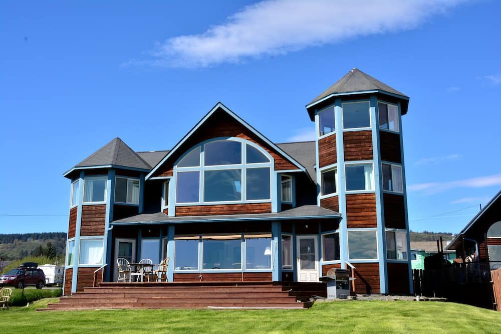 Homer House | Stunning Beachside Vacation Rental for Family or Group Glamping Escapes to Alaska