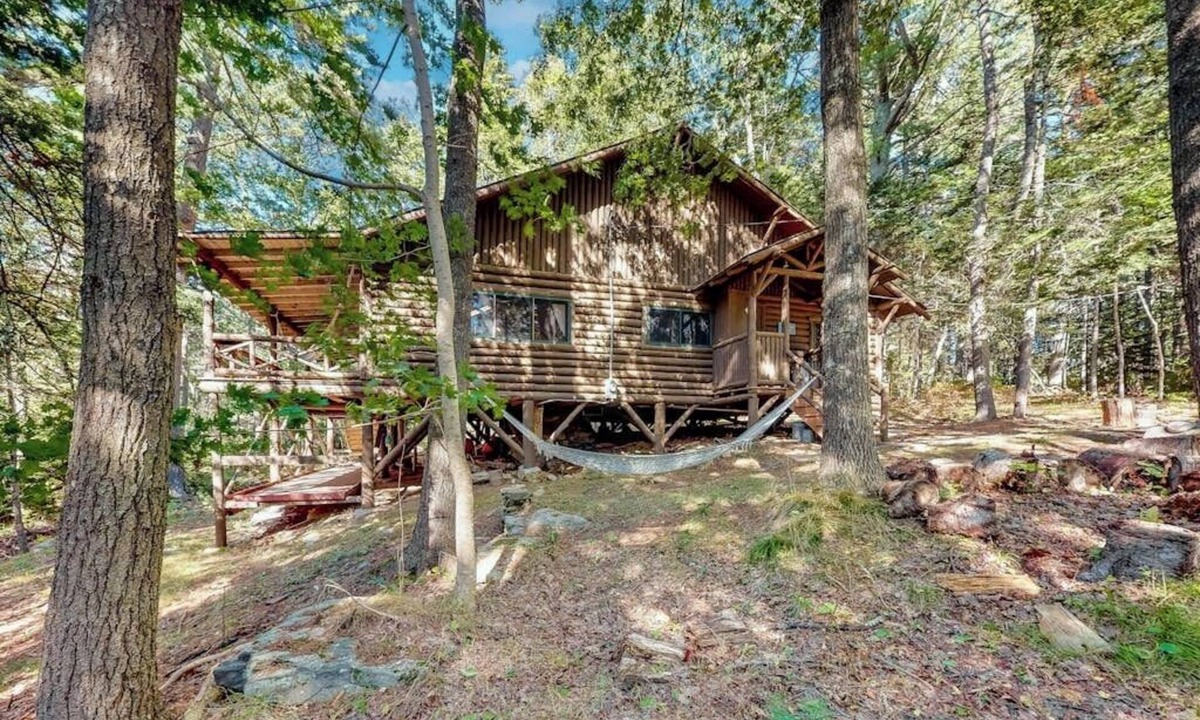 Boothbay Harbor Cabin | Stunning log cabin with fireplace & nature views - near shopping & dining