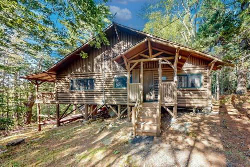 Boothbay Harbor House | Stunning log cabin with fireplace & nature views - near shopping & dining