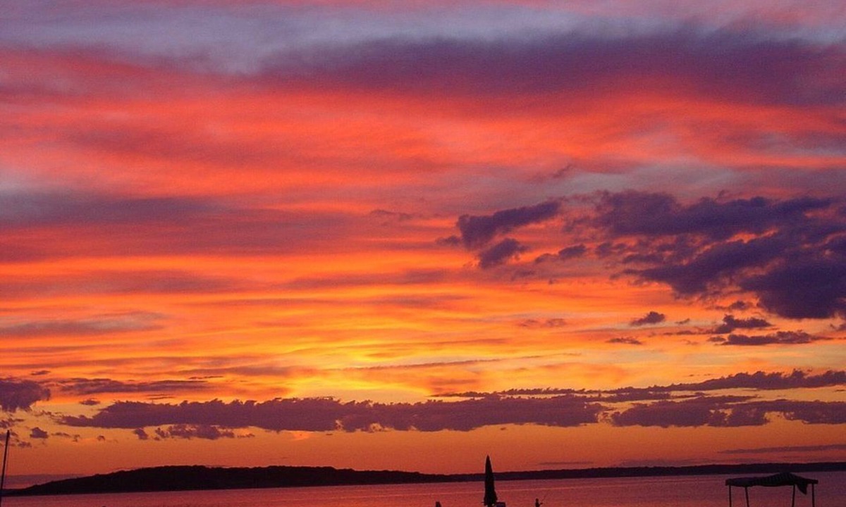 Noyack House | SUMMER AUGUST & SEPTEMBER PRIVATE BEACH ON NOYAC BAY SAG HARBOR SPECTACULAR!