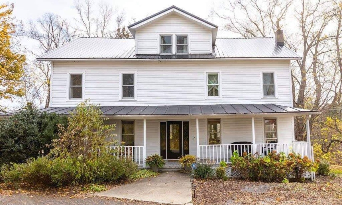Athens House | Sunflower Farmhouse - Stylish, Sauna & Sleeps 12!