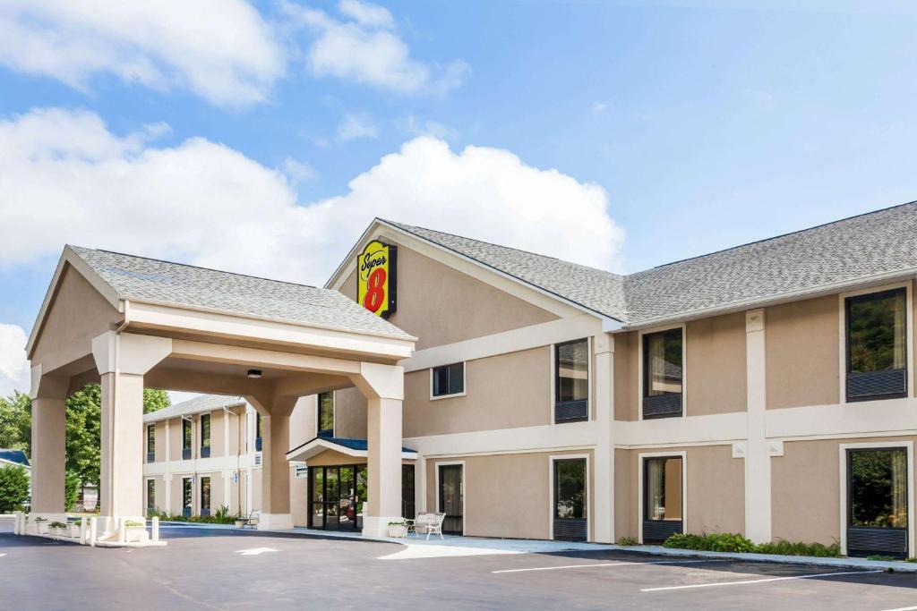 Erwin Hotel | Super 8 by Wyndham Erwin, I-26 Exit 37