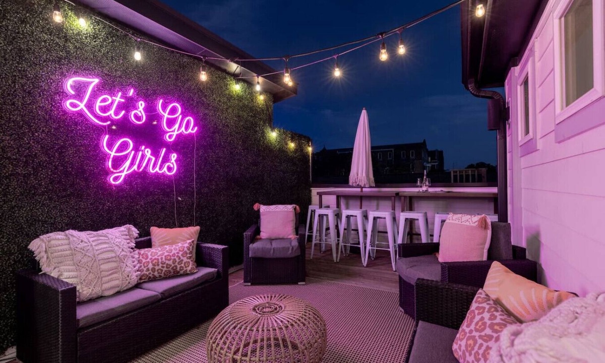 Hillsboro West End Apartment | The Dolly Den! Murals and Glam | Private Rooftop