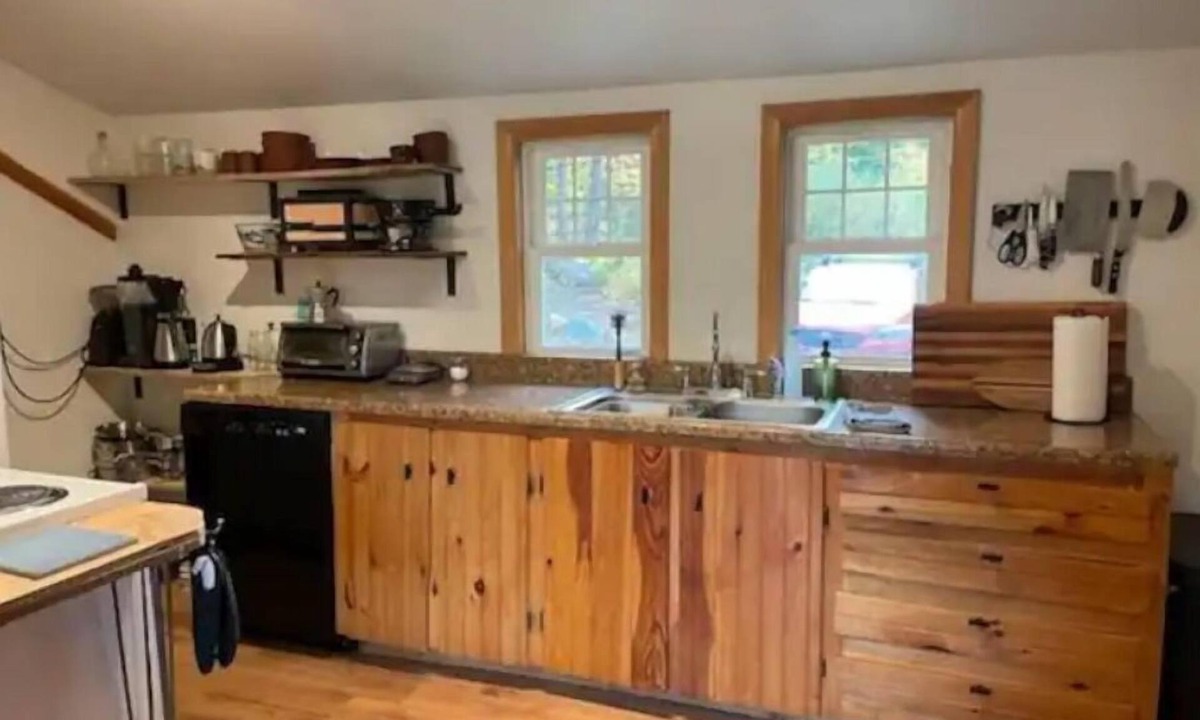 Stratton Cabin | The Green Cabin - 10 min from Sugarloaf, 30 min to Rangeley!