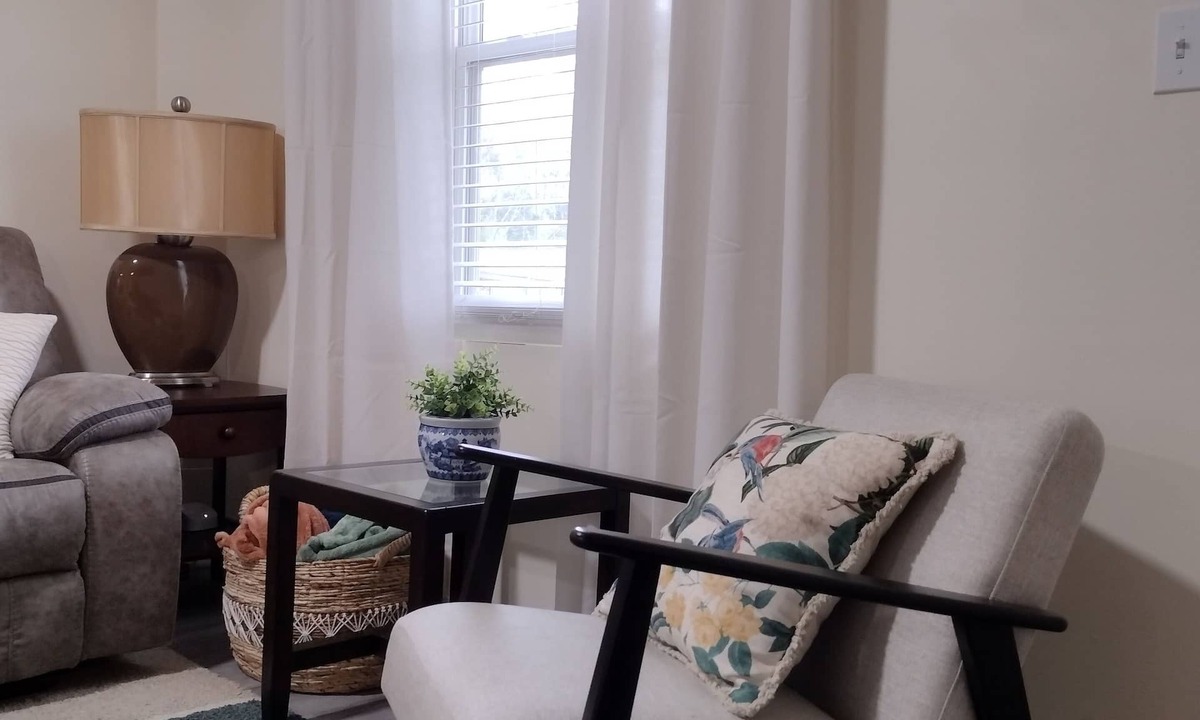 Fair Oaks House | The Modern Recharging Station with a Tesla Charger, 5 miles to Truist Park.