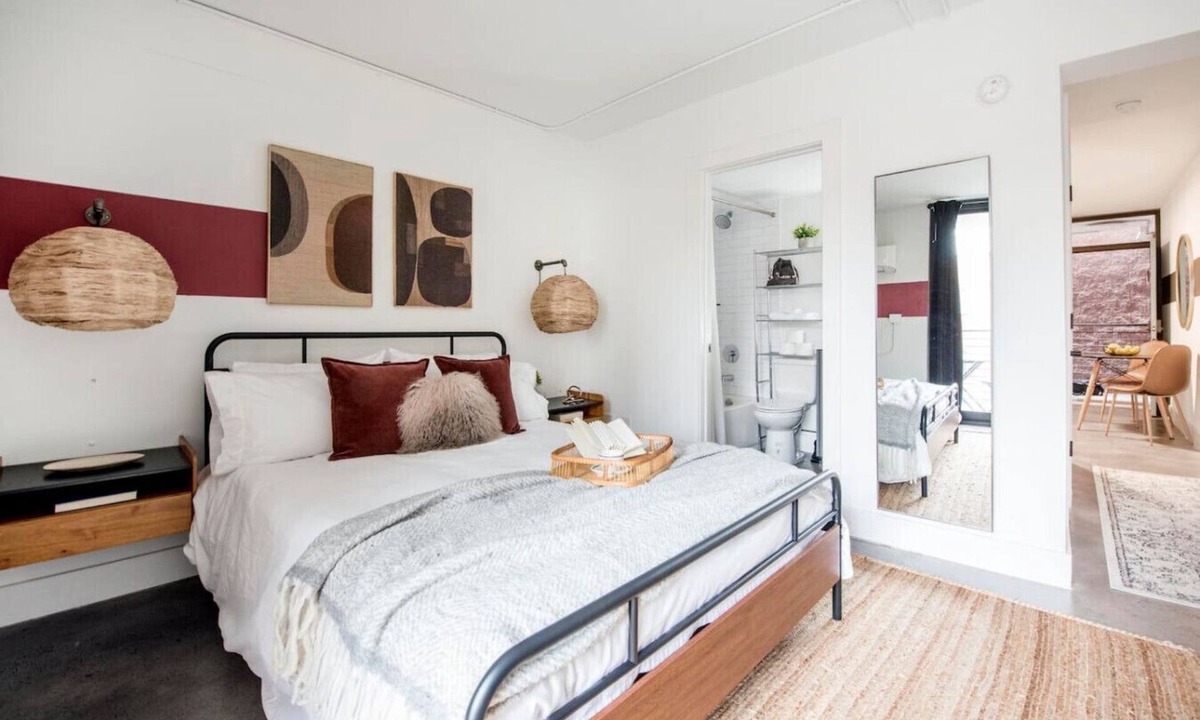 Virginia Highland Apartment | The Scarlet – Midtown Apt w/Balcony & Skyline