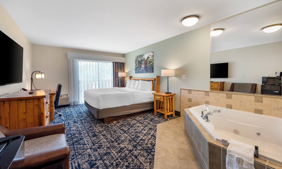 Warrens Resort | Three Bears Waterpark Resort Near Tomah, an Ascend Collection Hotel
