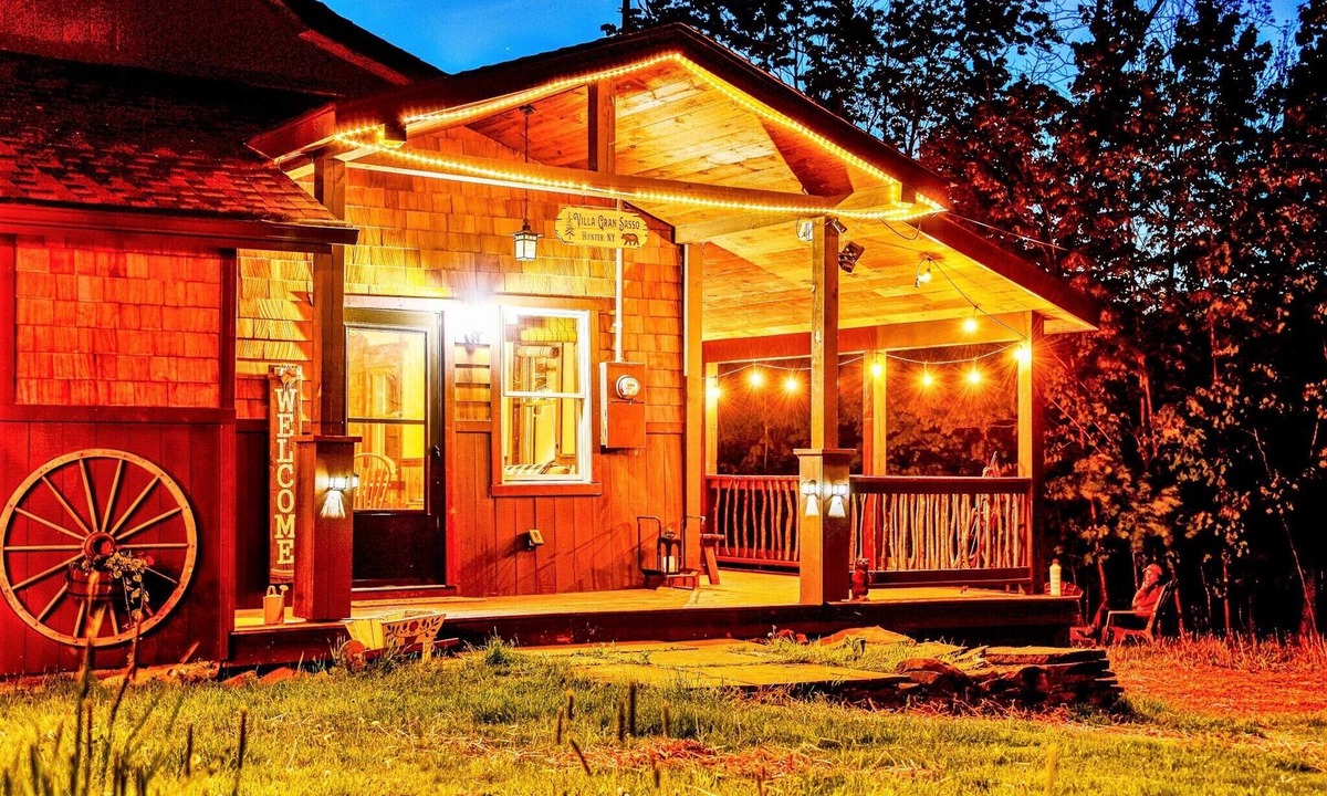 Hunter House | Top rated rental in Hunter Sauna cozy 4 Bedrms 3 full baths sauna great location