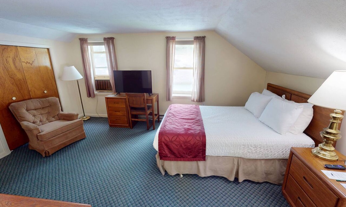 Hamilton Hotel | Tranquil 1-bedroom hotel room in charming Hamilton - #302 Above the Canopy