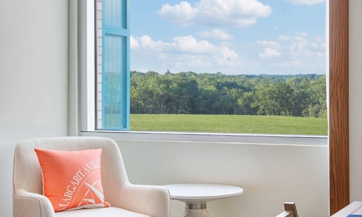 I-435 West KC-KS Hotel | Tropical-Inspired Guest Suite With Stylish Swimming Pool Near Kansas Speedway