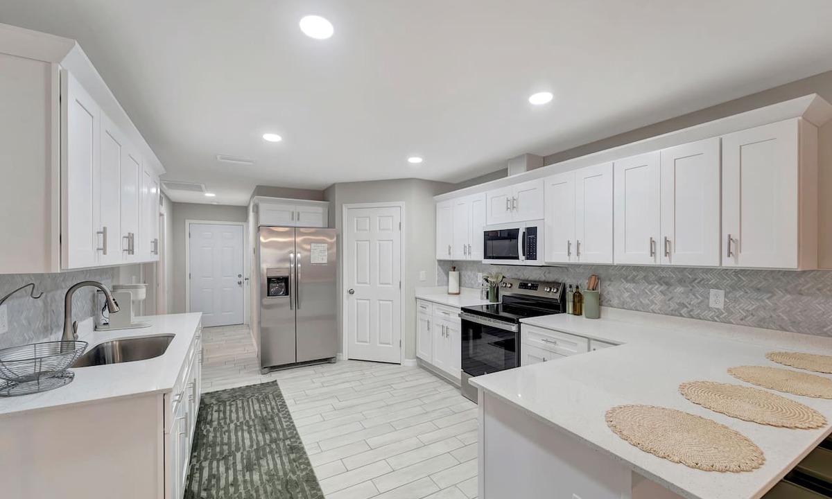 Ruskin Apartment | Tropical Vacation Home! 3 Rooms, 2 Bedrooms, sleeps 6 ppl.