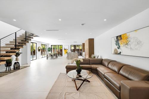 Buena Vista Villa | Up to 10 Guests! Design District Villa