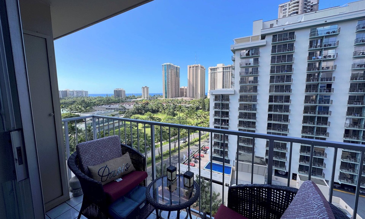 McCully - Moiliili Condo | Updated 1-bedroom condo in Waikiki with AC and parking
