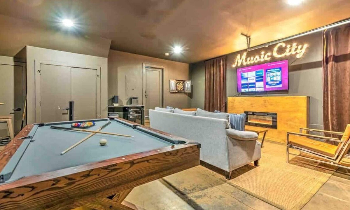 Hillsboro West End House | Upscale Luxury 13 Beds Karaoke Swanky Game Room!