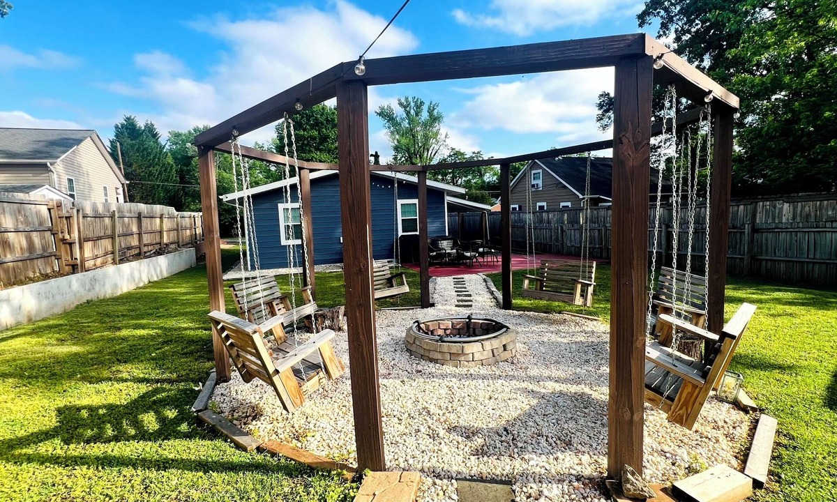 Lenoir House | Urban Relax in Lenoir
