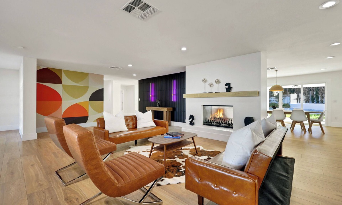 Winchester House | Vegas Modern Retreat 5BR/4BA/Pool/16Beds